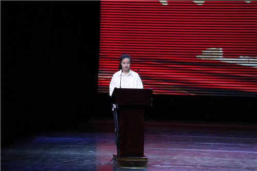 14、高职舞美技师2018班周玉萌代表全体老生发言