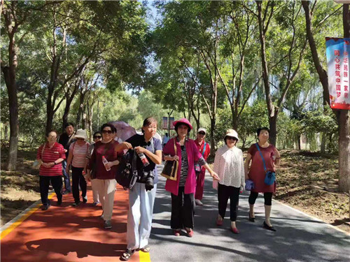 漫步徜徉在风景秀丽念坛公园2