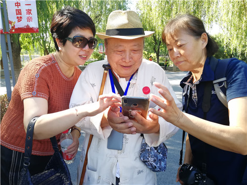 三人开心看手机照片4