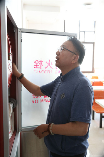 3安全专家在检查