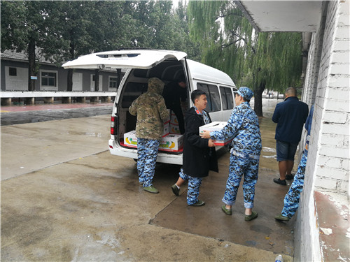 5学院为学生们分发水果