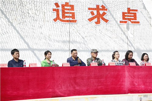 11参加结营仪式的领导和老师