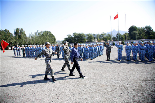 13副院长黄平检阅学生军训队伍