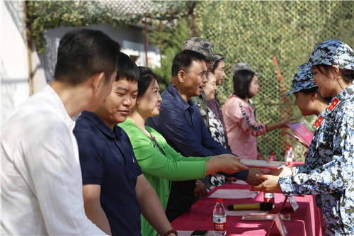 22学院领导、老师为军训标兵颁发证书