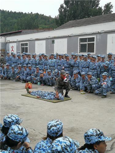 1学生学习战地救护