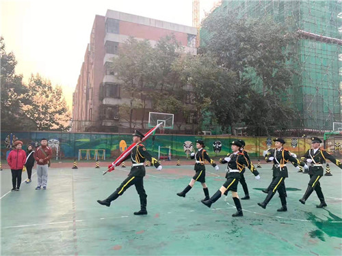 1、护旗队员出旗