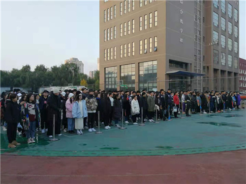 6、全体高职师生参加升旗仪式