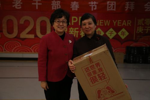 4党委书记毕兆炜为新退休人员代表颁发纪念品