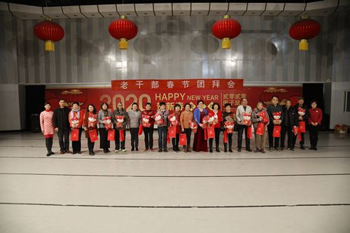 5院领导为属鼠老师颁发纪念品