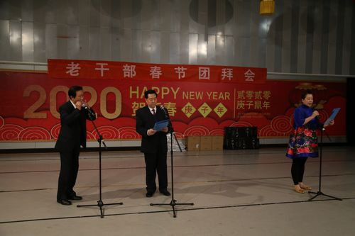 10老干部表演诗朗诵