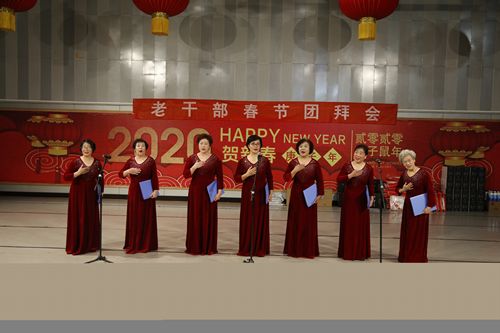 11老干部表演诗朗诵