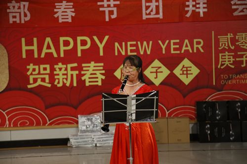 12老干部表演单簧管独奏