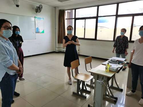 1.参会教师们前往临时处置室进行应急情况处置演练