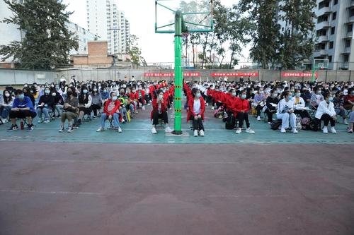 中专老生参加开学典礼