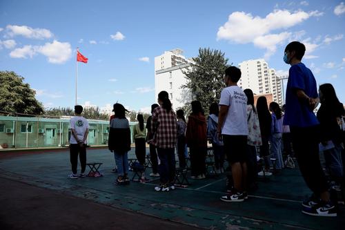 中专学生全场起立，奏唱国歌