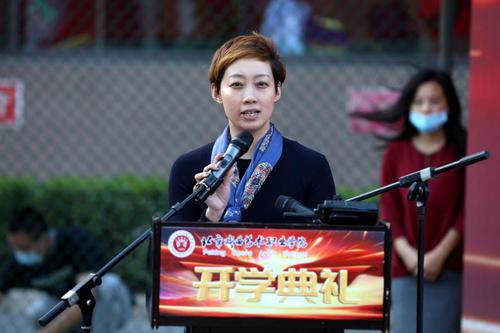 副院长吴蕾宣布优秀团员、优秀团干部、优秀学生、优秀学生干部获奖名单