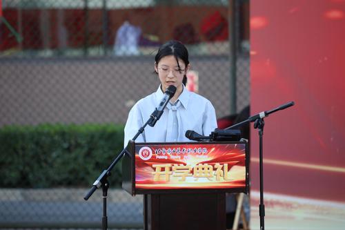 获奖学生代表中专京表2017班余佳诺发表感言