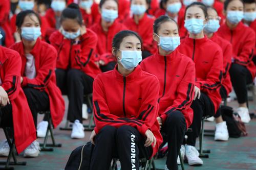 学生认真聆听讲话