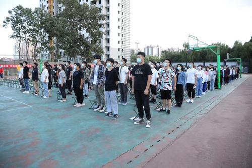 高职学生全场起立，齐唱国歌