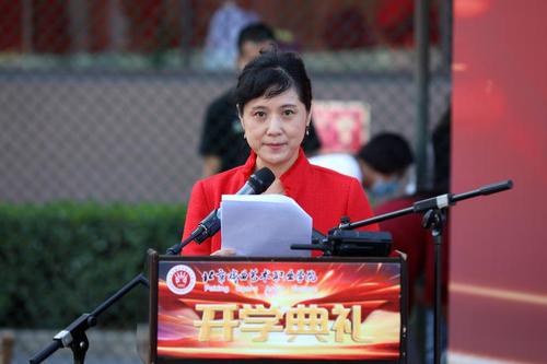 副院长许翠宣布进步奖及文化、专业学习优胜奖学生名单