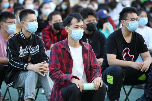 学生认真聆听讲话