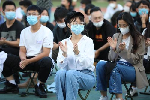 学生认真聆听讲话2