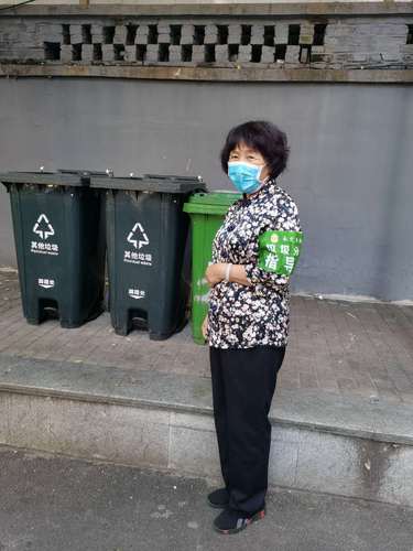 3.刘秀英老师参加桶前值守