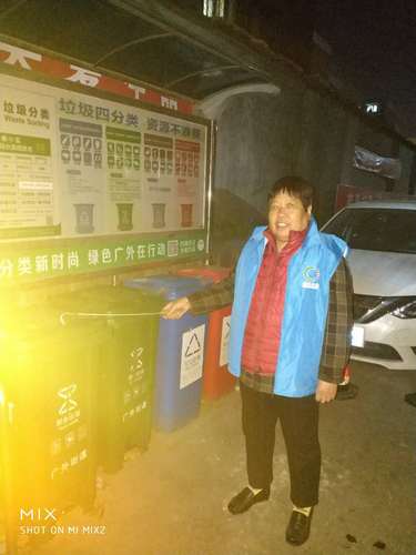 4.赵淑华老师参加桶前值守