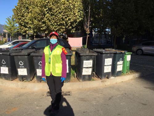 6.孙桂茹老师参加桶前值守