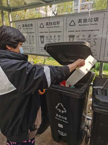 10.张桂英老师积极执行垃圾分类