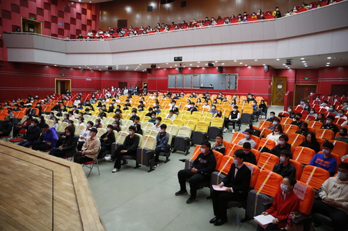 1、全院高职中专新生参加开学典礼 1、全院高职中专新生参加开学典礼