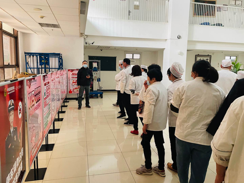 1消防员组织厨房操作员学习消防知识