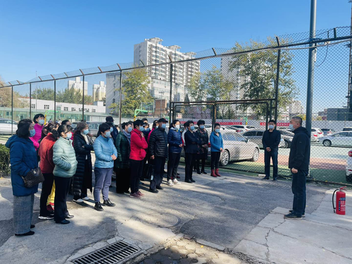 3消防员为公寓老师讲解消防知识