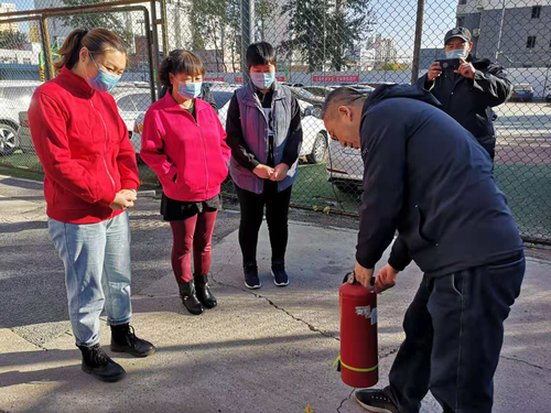 4消防员为剧场工作人员讲解消防知识