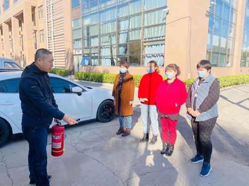 5消防员为剧场工作人员讲解消防知识