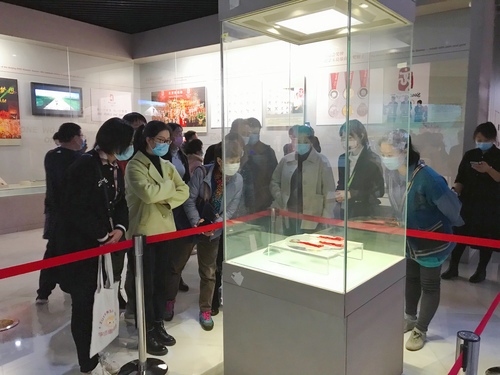 2、党员们参观奥运奖牌