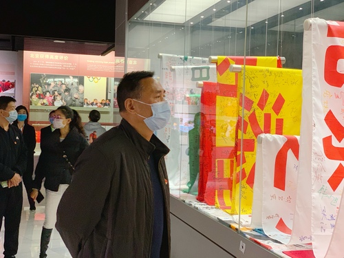 3、副院长黄平在参观展览