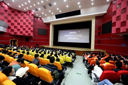 4学生们认真观看电影《金刚川》