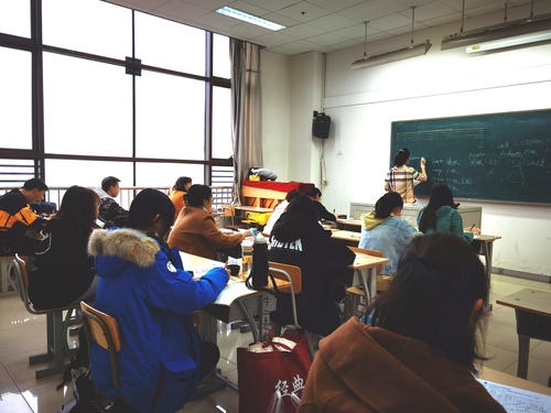 2 研究中心专家入班听文化课