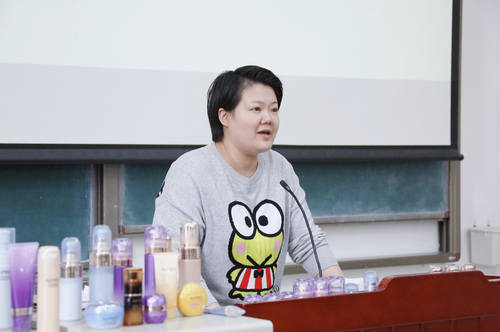 学院工会委员、办公室主任王静老师主持