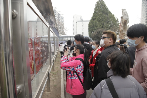 10.学生观看展览