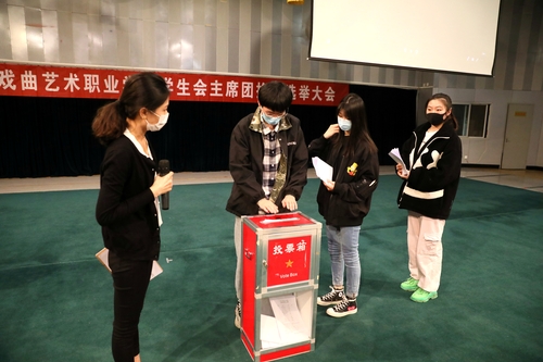 16.学生代表有序进行投票