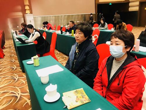 3.关工委万小丽老师和鲁希如老师参加培训会