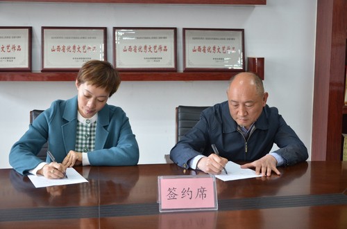 吴蕾副院长和山西影视（集团））集团副总经理刘铁军签署校企合作战略意向书