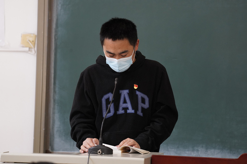 原原本本读原著，党员认真听朗读5