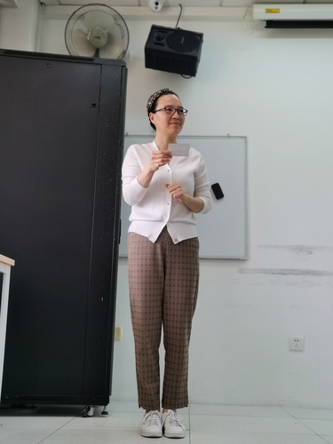 乐娟主任在即兴演讲