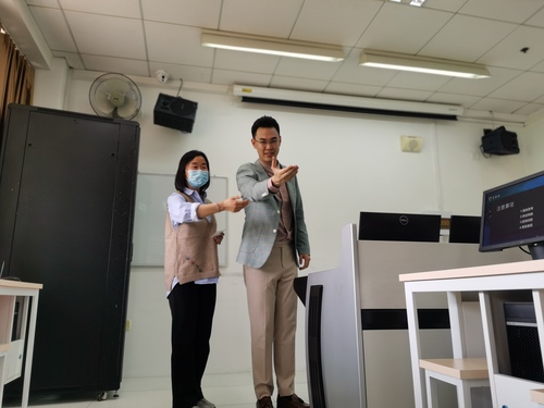 张文苹老师与培训导师在互动