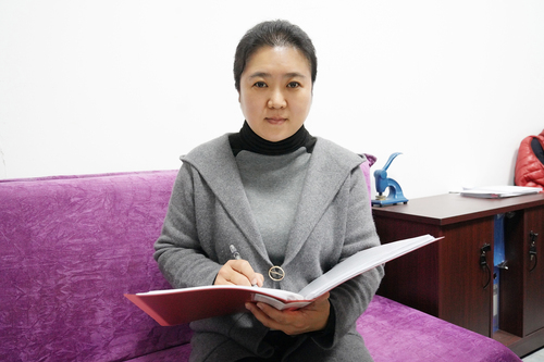 刘靖正在主持部门工作会议