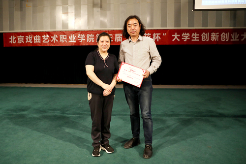 院长黄珊珊为荣获“最佳组织奖”的音乐系颁奖