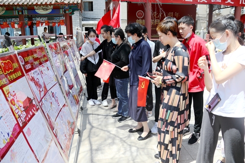 6.学院领导观看团支部“我心向党”手抄报作品